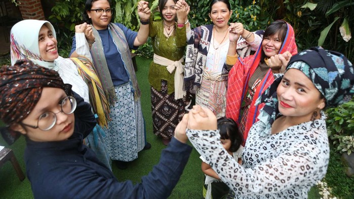 Aktivis Perempuan Rayakan Hari Kartini Aktivis perempuan, penyintas, orang tua penyintas menyambut suka cita pengesahan UU TPKS. Mereka merayakanya dengan memakai kain-kain tradisi.