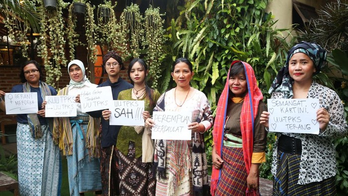 Aktivis Perempuan Rayakan Hari Kartini Aktivis perempuan, penyintas, orang tua penyintas menyambut suka cita pengesahan UU TPKS. Mereka merayakanya dengan memakai kain-kain tradisi.