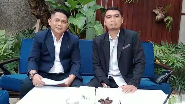 Tim pengacara Andika Kangen Band, Mario Andransyah (kiri) dan Wayan Saka (kanan) menyampaikan somasi terbuka ke Trisuaka dan Zinidin Zidan.