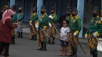 Pengunjung berfoto dengan prajurit Keraton Kasunanan Surakarta Hadiningrat saat acara atraksi hiburan di Solo, Jawa Tengah, Sabtu (23/4/2022).