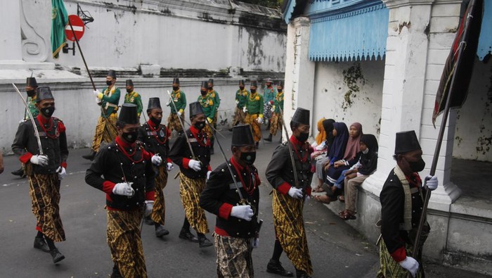 ATRAKSI HIBURAN PRAJURIT KERATON SOLO Prajurit Keraton Kasunanan Surakarta Hadiningrat mengikuti kirab saat acara atraksi hiburan di Solo, Jawa Tengah, Sabtu (23/4/2022). Atraksi hiburan prajurit tersebut digelar rutin setiap Sabtu untuk menambah daya tarik bagi wisatawan saat berkunjung di keraton setempat sekaligus sebagai promosi wisata Kota Solo. ANTARAFOTO/Maulana Surya/rwa.