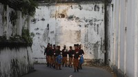 Prajurit Keraton Kasunanan Surakarta Hadiningrat mengikuti kirab saat acara atraksi hiburan di Solo, Jawa Tengah, Sabtu (23/4/2022).