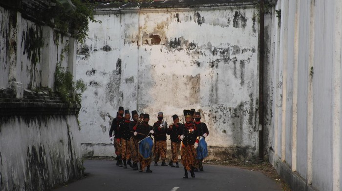 ATRAKSI HIBURAN PRAJURIT KERATON SOLO Prajurit Keraton Kasunanan Surakarta Hadiningrat mengikuti kirab saat acara atraksi hiburan di Solo, Jawa Tengah, Sabtu (23/4/2022). Atraksi hiburan prajurit tersebut digelar rutin setiap Sabtu untuk menambah daya tarik bagi wisatawan saat berkunjung di keraton setempat sekaligus sebagai promosi wisata Kota Solo. ANTARAFOTO/Maulana Surya/rwa.