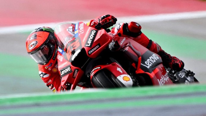 Ducati Italian rider Francesco Bagnaia rides during the third practice session of the MotoGP Portuguese Grand Prix at the Algarve International Circuit in Portimao on April 23, 2022. (Photo by GABRIEL BOUYS / AFP)
