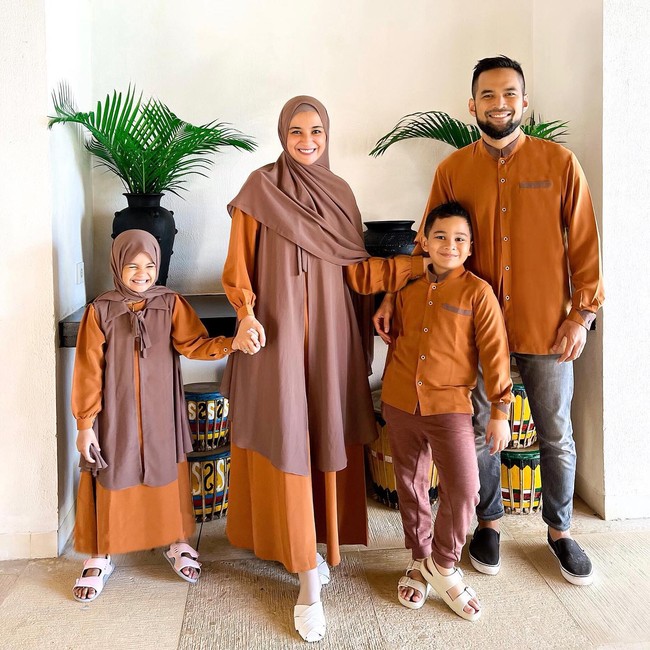 Gaya keluarga Shireen Sungkar dan Teuku Wisnu juga tak kalah dari saudara mereka. Dalam penampilan ini mereka tampil dengan konsep klasik baju seragam Lebaran. Foto: Instagram