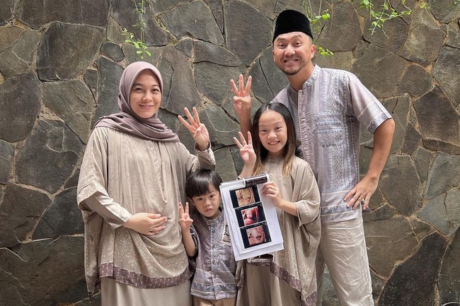 Saat mengumumkan anak ketiganya, keluarga Omesh dan Dian Ayu terlihat kompak mengenakan baju seragam. Gaya mereka juga bisa jadi inspirasi baju Lebaran seragam tahun ini. Foto: Instagram