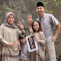 Saat mengumumkan anak ketiganya, keluarga Omesh dan Dian Ayu terlihat kompak mengenakan baju seragam. Gaya mereka juga bisa jadi inspirasi baju Lebaran seragam tahun ini. Foto: Instagram