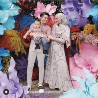 Baju seragam Zaskia Sungkar dan Irwansyah berikut tidak sama persis tapi punya nuansa dan motif serupa. Kalau tidak ingin tampil persis, kamu pun bisa mengambil motif atau warna dari atasan pasangan ketika memilih hijab.  Foto: Instagram