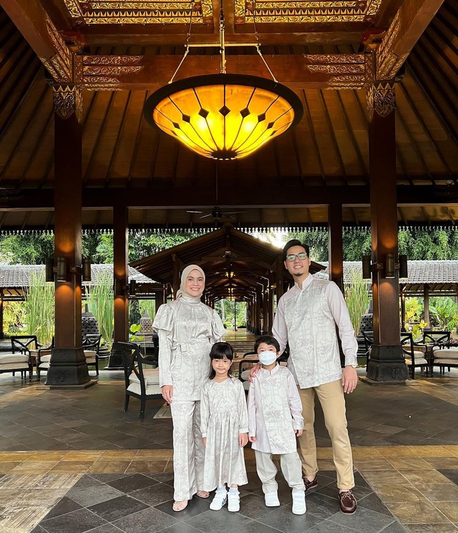 Ingin tampil kompak di Hari Lebaran tapi takut busananya tak bisa terpakai lagi di kemudian hari? Kamu bisa membuat seragam seperti keluarga Nycta Gyna dan Rizky Kinos yang tetap terlihat serasi dan fleksibel untuk digunakan ke acara lain. Foto: Instagram