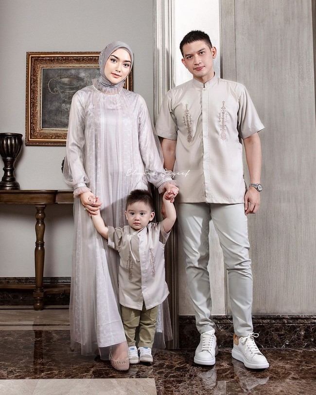 Tak harus selalu pakai baju yang sama, kamu bisa tampil kompak bareng pasangan dan keluarga dengan seragam berwarna senada. Gaya keluarga Rezky Aditya dan Citra Kirana ini bisa dilirik sebagai referensinya. Foto: Instagram