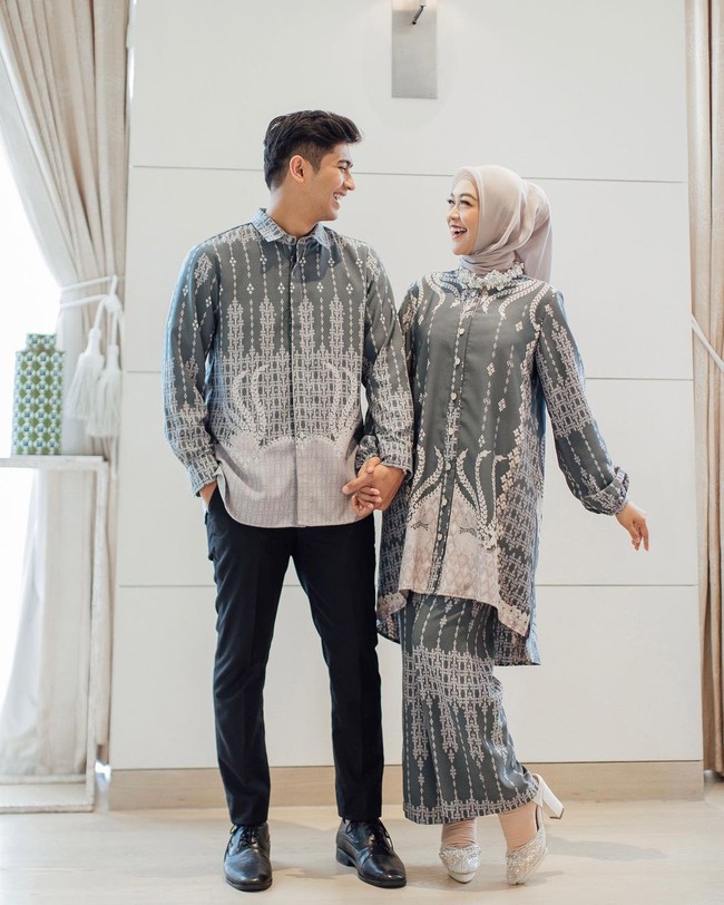 Agar semakin terlihat serasi, baju lebaran seragam dengan pasangan wajib disiapkan untuk Hari Raya Lebaran. Gaya Ria Ricis dan Teuku Ryan mengenakan busana bermotif kembar seperti ini dapat menjadi inspirasi. Foto: Instagram