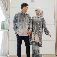 Agar semakin terlihat serasi, baju lebaran seragam dengan pasangan wajib disiapkan untuk Hari Raya Lebaran. Gaya Ria Ricis dan Teuku Ryan mengenakan busana bermotif kembar seperti ini dapat menjadi inspirasi. Foto: Instagram