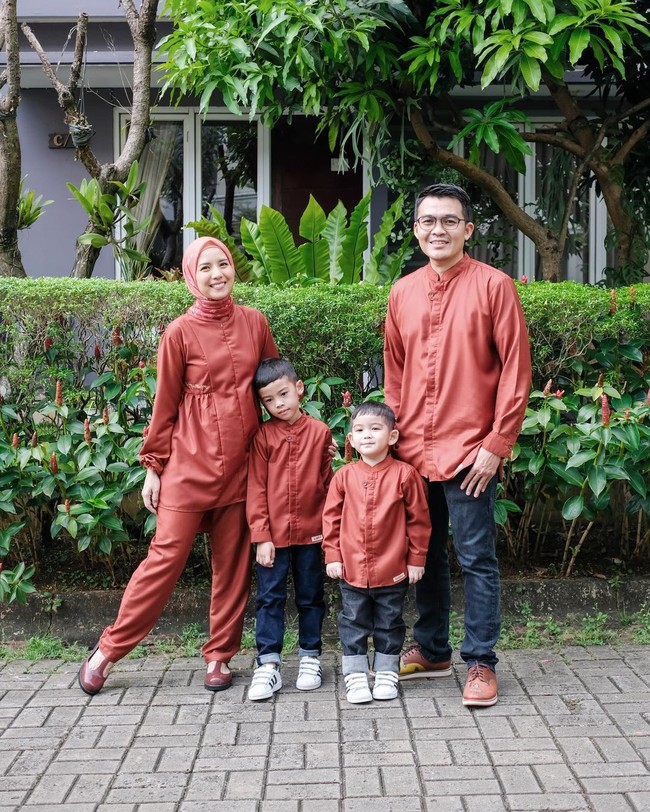 Jika tak ingin pusing memilih atau memadupadakan, kamu bisa menggunakan material yang sama sebagai atasan untuk ibu, ayah, dan anak-anak seperti keluarga Tya Arestya. Tinggal pilih saja bawahannya sesuai preferensi masing-masing. Foto: Instagram