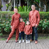 Jika tak ingin pusing memilih atau memadupadakan, kamu bisa menggunakan material yang sama sebagai atasan untuk ibu, ayah, dan anak-anak seperti keluarga Tya Arestya. Tinggal pilih saja bawahannya sesuai preferensi masing-masing. Foto: Instagram