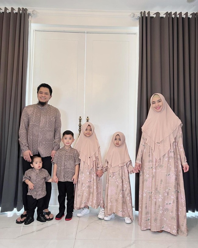 Gaya keluarga Oky Setiana Dewi ini juga patut jadi referensi. Mereka memilih nuansa kecokelatan dan menyerasikan baju ibu dengan anak perempuan dan ayah dengan anak lelaki. Foto: Instagram
