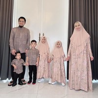 Gaya keluarga Oky Setiana Dewi ini juga patut jadi referensi. Mereka memilih nuansa kecokelatan dan menyerasikan baju ibu dengan anak perempuan dan ayah dengan anak lelaki. Foto: Instagram