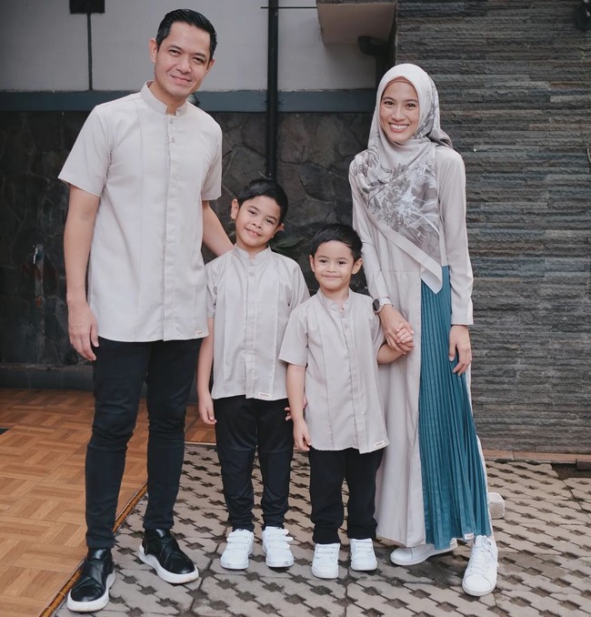 Tampilan gaya kompak di Hari Lebaran yang unik ditawarkan oleh keluarga Alyssa Soebandono dan Dude Harlino. Ketika suami dan anak-anak lelakinya pakai baju koko serupa, Icha memilih gamis bernuansa senada dengan aksen lipit biru. Mereka juga kompak pakai sneakers. Foto: Instagram