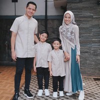 Tampilan gaya kompak di Hari Lebaran yang unik ditawarkan oleh keluarga Alyssa Soebandono dan Dude Harlino. Ketika suami dan anak-anak lelakinya pakai baju koko serupa, Icha memilih gamis bernuansa senada dengan aksen lipit biru. Mereka juga kompak pakai sneakers. Foto: Instagram