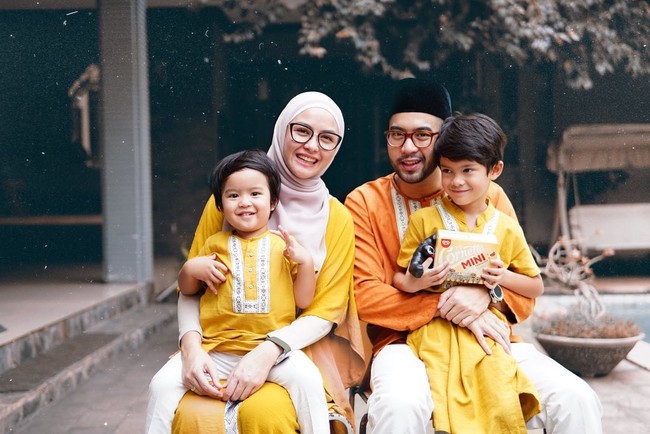 Lebaran tahun lalu, keluarga Revalina S. Temat mengusung warna yang cerah sebagai tema baju seragam Lebaran mereka. Jika tidak mau terlalu terang tapi tetap cerah, kamu bisa mengombinasikannya dengan bawahan berwarna putih atau krem. Foto: Instagram