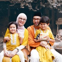 Lebaran tahun lalu, keluarga Revalina S. Temat mengusung warna yang cerah sebagai tema baju seragam Lebaran mereka. Jika tidak mau terlalu terang tapi tetap cerah, kamu bisa mengombinasikannya dengan bawahan berwarna putih atau krem. Foto: Instagram