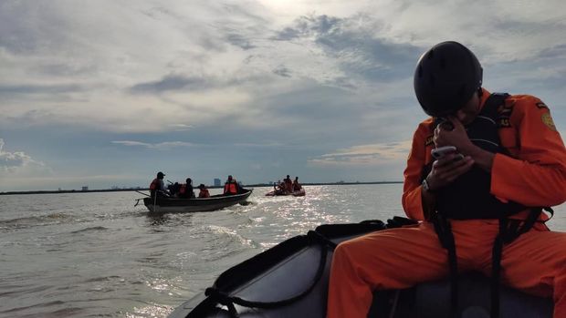 basarnas surabaya selamatkan perahu pemancing terombang-ambing di laut