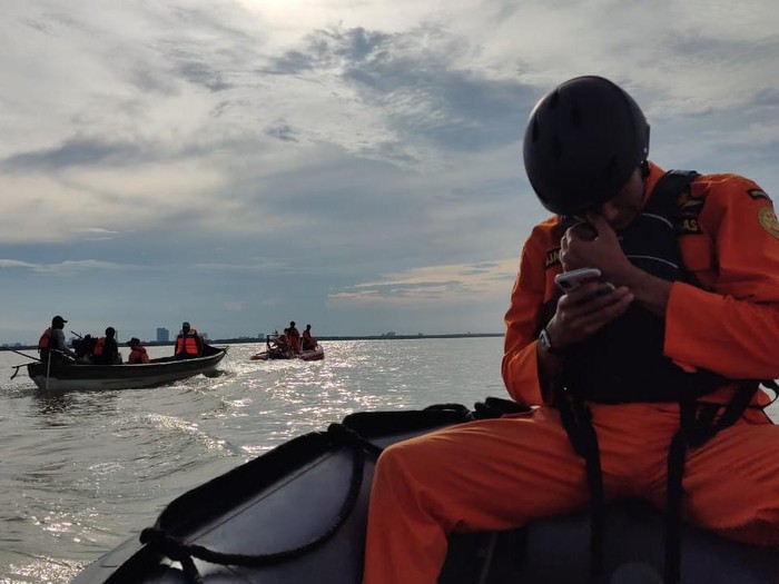basarnas surabaya selamatkan perahu pemancing terombang-ambing di laut