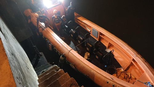 Nasib apes dialami 6 orang pemancing di Badung, Bali, pada Sabtu (23/4/2022). Jukung (perahu kecil) yang mereka tumpangi tiba tiba mati mesin saat berada di sebelah selatan Perairan Uluwatu.