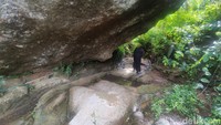 Belakangan ini ada beberapa orang datang untuk mengambil air yang mengalir di bawah Batu Iuh. Dipercaya jika air tersebut bisa menyembuhkan.