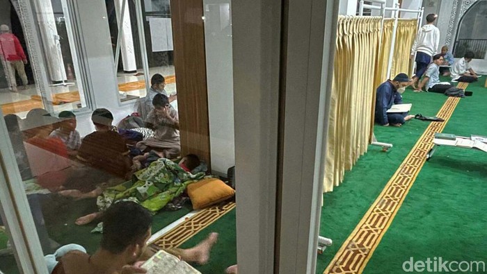 Berburu Lailatulqadar di Tengah Pandemi Sejumlah umat Muslim beriktikaf di Masjid Al Falah, Bojongkulur, Kabupaten Bogor. Mereka berburu malam lailatulqadar yang lebih baik dari 1.000 bulan.