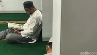 Salah satunya dengan memperbanyak membaca Alquran.