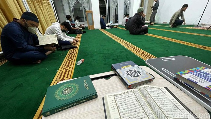 Berburu Lailatulqadar di Tengah Pandemi Sejumlah umat Muslim beriktikaf di Masjid Al Falah, Bojongkulur, Kabupaten Bogor. Mereka berburu malam lailatulqadar yang lebih baik dari 1.000 bulan.
