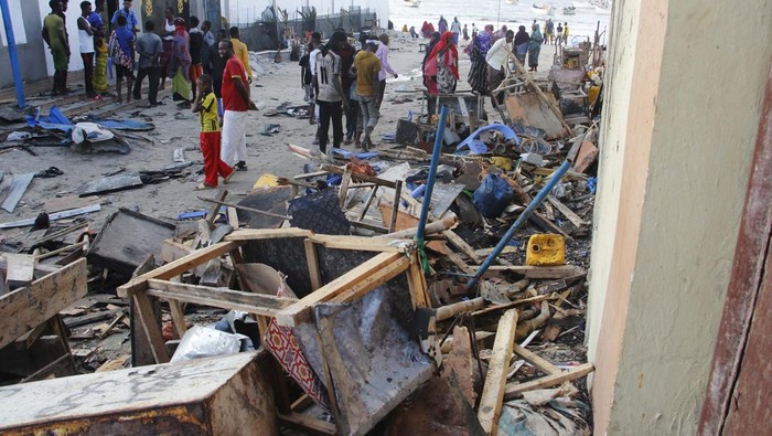 Bom Meledak di Somalia saat Warga Menunggu Waktu Berbuka Puasa People look at destroyed shops in Mogadishu's Lido beach, Somalia, Saturday, April, 23, 2022, after a bomb blast by Somaliaβs Islamic extremist rebels hit a popular seaside restaurant killing at least six people. Ambulance service officials say the explosion occurred Friday evening when many patrons gathered for an Iftar meal to break the Ramadan fast. (AP Photo/Farah Abdi Warsameh)