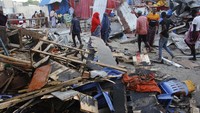 Orang-orang melihat toko-toko yang hancur di pantai Lido Mogadishu, Somalia, Sabtu, 23 April 2022, setelah ledakan bom oleh pemberontak ekstremis menghantam sebuah restoran tepi laut yang populer.