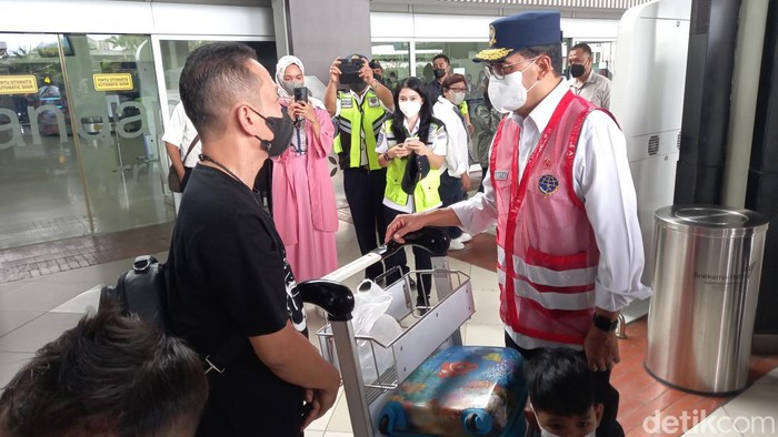 Budi Karya Sumadi menyapa pemudik di Bandara Soetta (Khairul Maarif/detikcom)