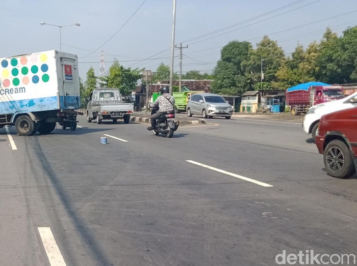 Celah median jalan di Jalan Jogja-Solo, Kecamatan Delanggu untuk putar arah kendaraan, Minggu (24/4/2022).