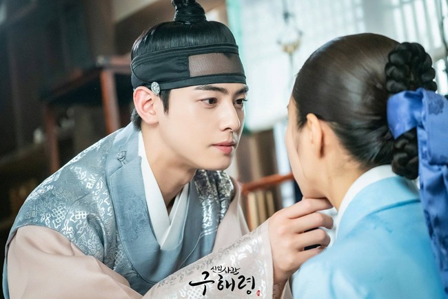 Namun dalam wawancaranya bersama W Korea, Cha Eun Woo mengaku pernah merasa insecure dengan penampilannya. Dia merasa orang-orang hanya mengaguminya karena ketampanannya bukan bakatnya. Foto: Dok. MBC