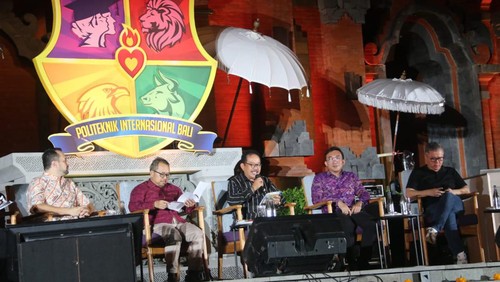 Wakil Gubernur Bali Prof. Tjok. Oka Artha Ardhana Sukawati menyampaikan napak tilas transformasi ekonomi Bali dan kebijakan Pemerintah Provinsi Bali dalam pariwisata berkelanjutan. di Gapura Begawan- kampus setempat, Jumat (22/4/2022).