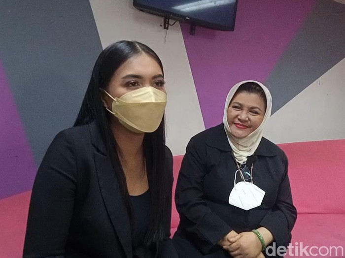 Denada dan Emilia Contessa saat ditemui di Studio Trans TV, Tendean, Jakarta Selatan.