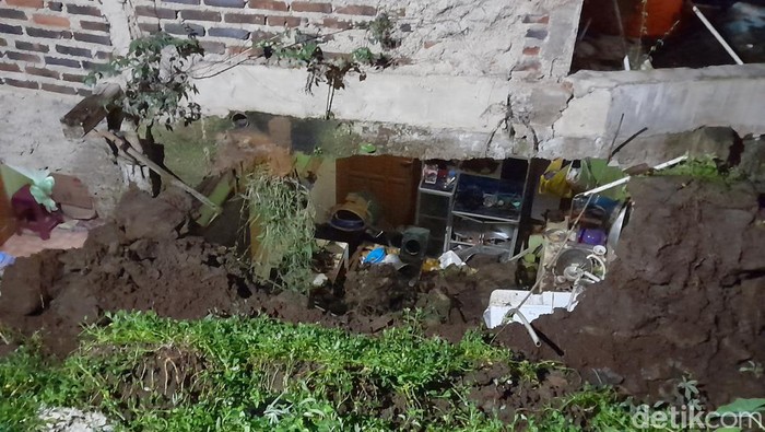 Dinding rumah yang jebol akibat ambrolnya TPT di Rancakalong, Sumedang