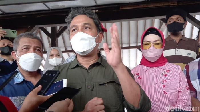 Dirjen Kebudayaan Kementerian Pendidikan, Kebudayaan, Riset dan Teknologi (Kemdikbud Ristek) Hilmar Farid datangi tembok eks Keraton Kartasura yang dijebol ekskavator, Minggu (24/4/2022).