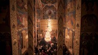 Begini suasana kebaktian Paskah di Gereja Paroki Brancusi di Bucharest, Rumania, Minggu, 24 April 2022.