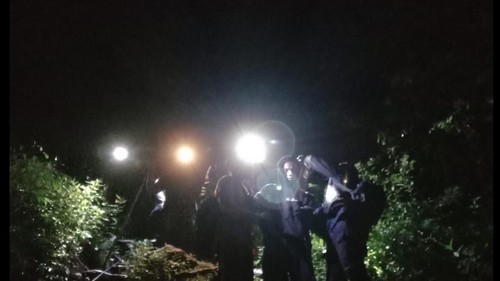 Proses evakuasi pendaki Gunung Batukaru yang mengalami kram saat pendakian, Sabtu (24/4/2022). (Istimewa)