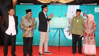 (Kiri-kanan) Dirjen Penyelenggaraan Haji dan Umroh Hilman Latief, Wakil Menteri Agama Zainut Tauhid Saadi, Plt. Direktur Utama LinkAja Wibawa Prasetyawan, Anggota Badan Pelaksana Badan Pengelola Keuangan Haji Iskandar Zulkarnain, Ketua Komisi Perempuan, Remaja dan Keluarga Majelis Ulama Indonesia Siti Marifah berbincang disela HUT ke-2 LinkAja Syariah di Jakarta.
