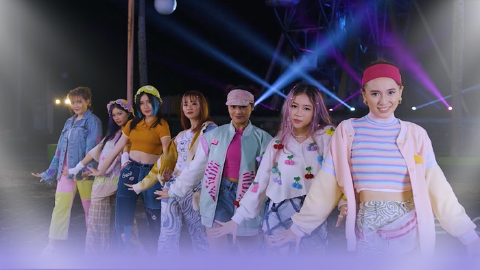 Lewat single Crazy Bout U, girlband ini menyampaikan sesuatu kesan yang tidak akan dilupakan bagi mereka yang mendengarkannya. Lagu yang diciptakan Caturadi Septembrianto ini membawa kesan yang enerjik dan penuh warna.