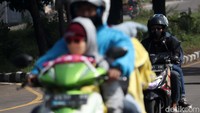 Pemudik yang menggunakan sepeda motor dengan pelat Garut hingga Tasikmalaya, lengkap dengan barang bawaannya khas mudik, sudah nampak terlihat melintas di jalur ini.