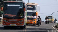Begitupun, kendaraan umum seperti elf hingga bus tujuan Garut-Tasikmalaya dan Jawa Tengah-Jawa Timur terpantau dipenuhi oleh penumpang.