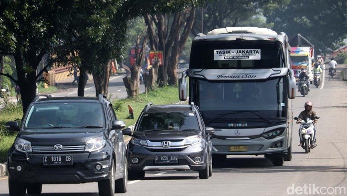Arus lalu lintas di jalur selatan Nagreg, Kabupaten Bandung pada H-8 mudik Lebaran 2022 terpantau lancar. Pemudik motor mulai terlihat melintas di jalur ini.