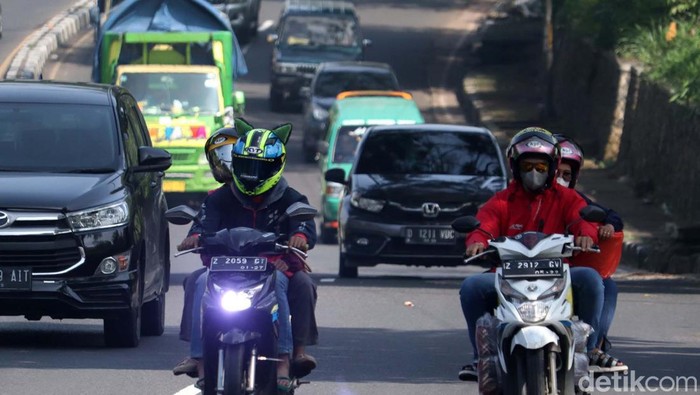 H-8, Lalin di Nagreg Lancar Pagi Tadi Arus lalu lintas di jalur selatan Nagreg, Kabupaten Bandung pada H-8 mudik Lebaran 2022 terpantau lancar. Pemudik motor mulai terlihat melintas di jalur ini.