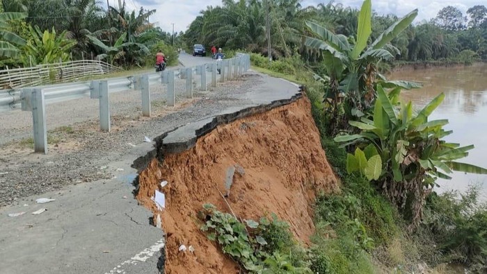 Jalan ambles yang tak kunjung diperbaiki.