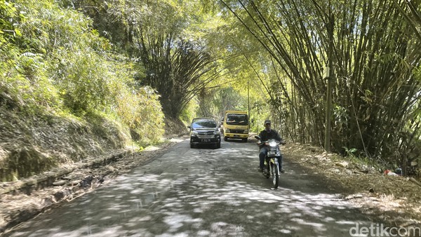 Begini jalanan memasuki Cianjur selatan, jalannya mulai mengecil. Perjalanan hingga Kota Cianjur terbilang lancar hingga rute mengecil dari Cibeber sampai Sindangbarang. Jalanan ini berliku melewati perbukitan. Ya, perbukitan ini tiada akhir hingga memasuki Sindangbarang. Anda akan diajak menaiki dan menuruni bukit. Dan jalanan yang harus dilewati selama lima jam itu rusak dan rusak parah di hampir seluruh ruasnya. Begini jalanan memasuki Cianjur selatan, jalannya mulai mengecil. Perjalanan hingga Kota Cianjur terbilang lancar hingga rute mengecil dari Cibeber sampai Sindangbarang. Jalanan ini berliku melewati perbukitan. Ya, perbukitan ini tiada akhir hingga memasuki Sindangbarang. Anda akan diajak menaiki dan menuruni bukit. Dan jalanan yang harus dilewati selama lima jam itu rusak dan rusak parah di hampir seluruh ruasnya.
